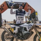 Skyler Howes von Husqvarna Factory Racing stürmte auf der fünften und letzten Etappe der Rallye du Maroc 2022 auf den zweiten Platz und sicherte sich damit seinen ersten Sieg in der FIM World Rally-Raid Championship.
